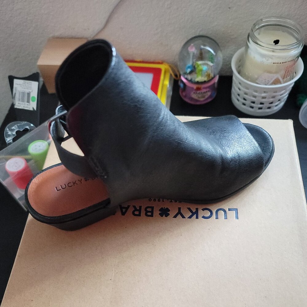 Brand new lucky brand shoes.